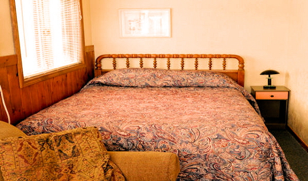 Cabin 6 Queen Size Bed