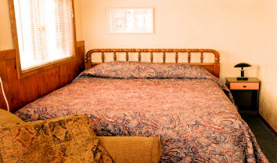 Cabin6-Queen Size Bed-600x354